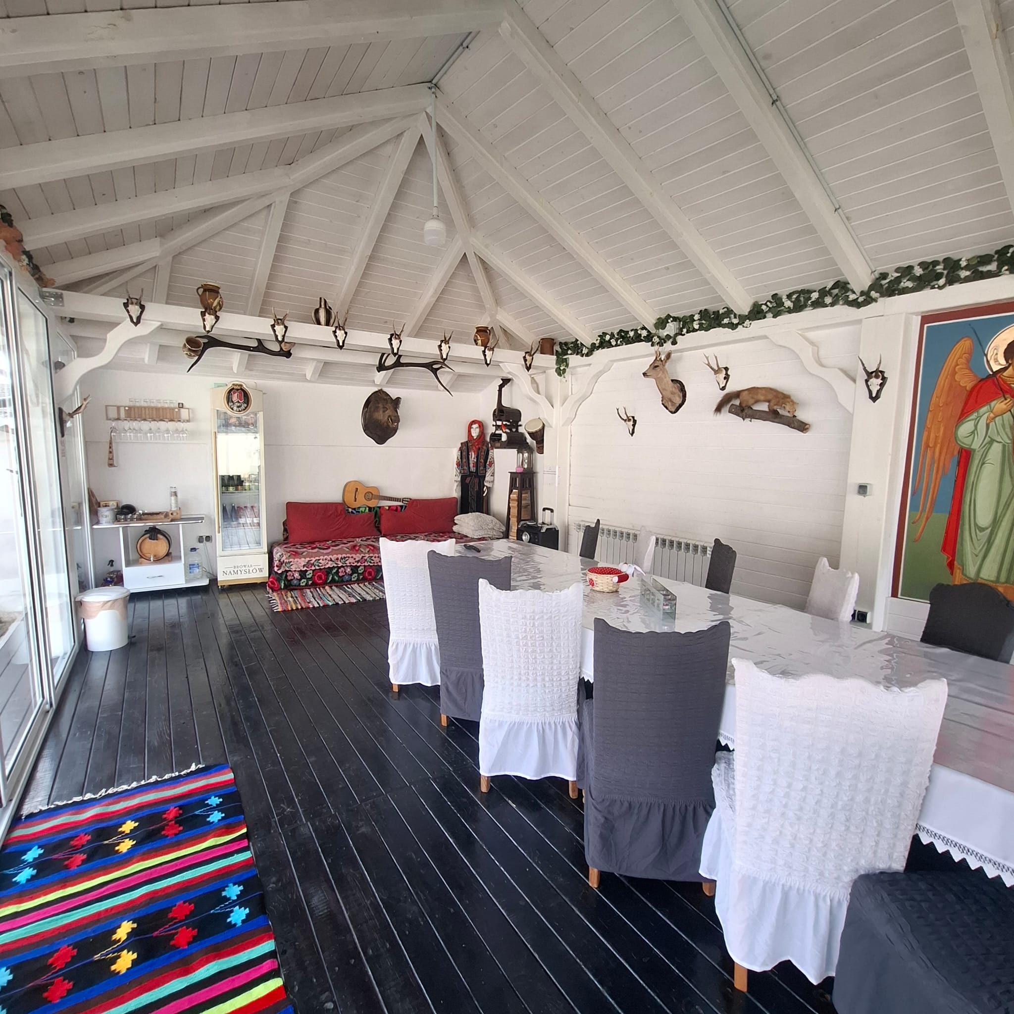 Foișor cu canapea și decorațiuni